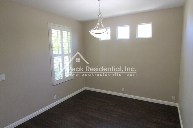 Foto del edificio - Beautiful Elk Grove 4bd/2ba Home with 2 Ca...