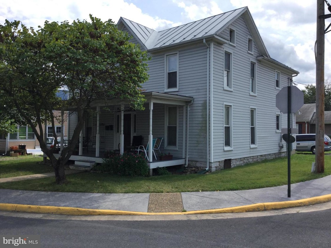 Primary Photo - 310 E Queen St