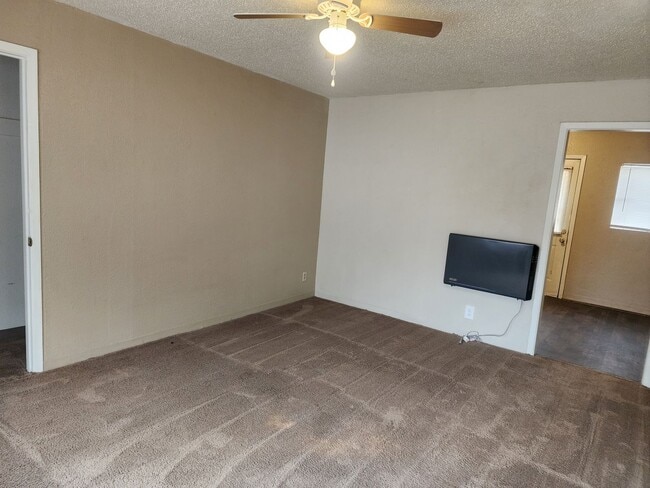 Building Photo - E 9th Duplex 1