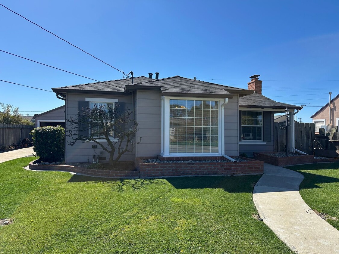 Foto principal - Spacious Two Bedroom Home In North Salinas