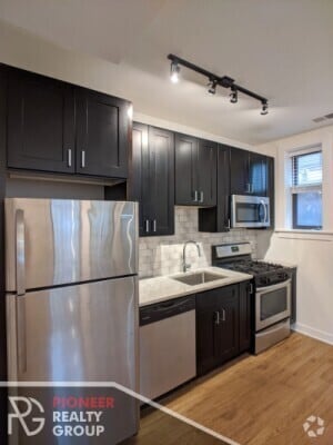 Building Photo - 2211 W Eastwood Ave