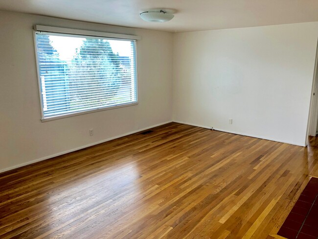 Building Photo - Quaint and Immaculate Home