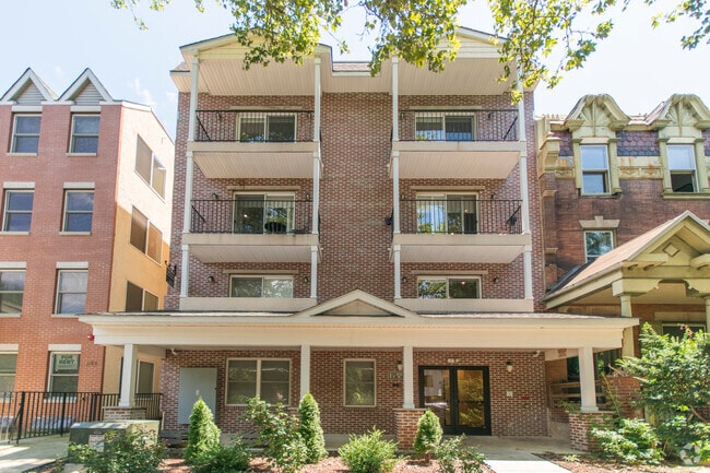 Building Photo - The Gardens on 45th Street