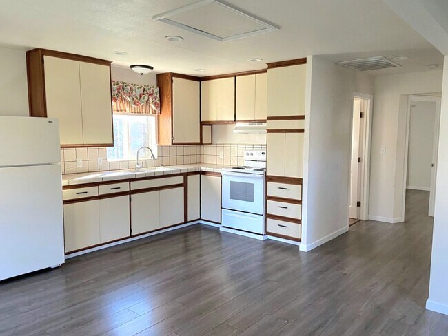 Foto del edificio - CUTE 2 BED 1 BATH HOUSE IN THE COUNTRY OAKS SUBDIVISION