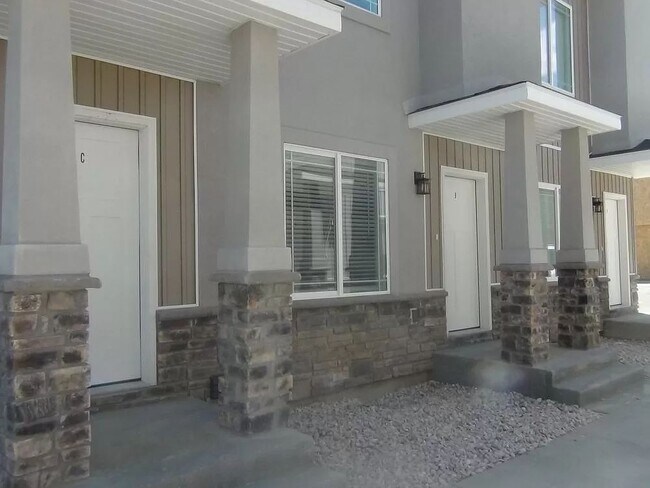 Building Photo - 714 S Saturn Ave