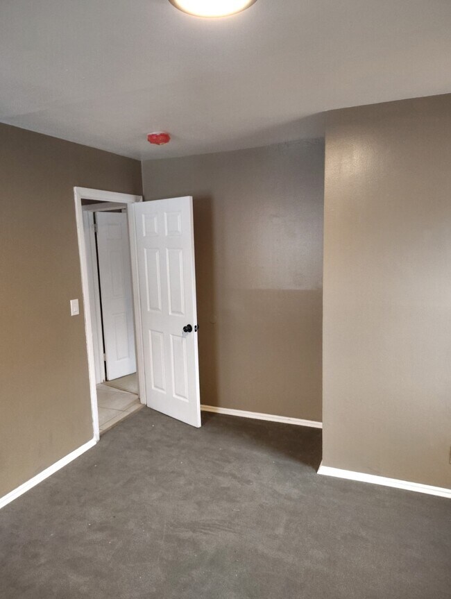 Building Photo - 30XX Bessemund Ave