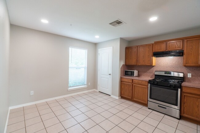 Foto del edificio - 1052 Windy Grove Ln