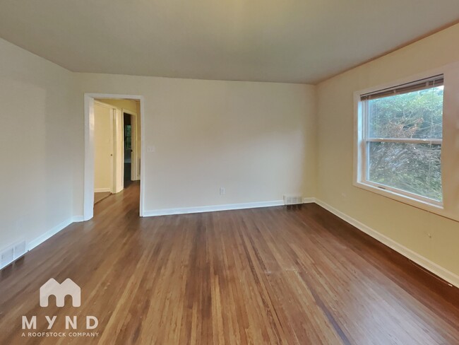 Building Photo - 3409 Eastway Dr