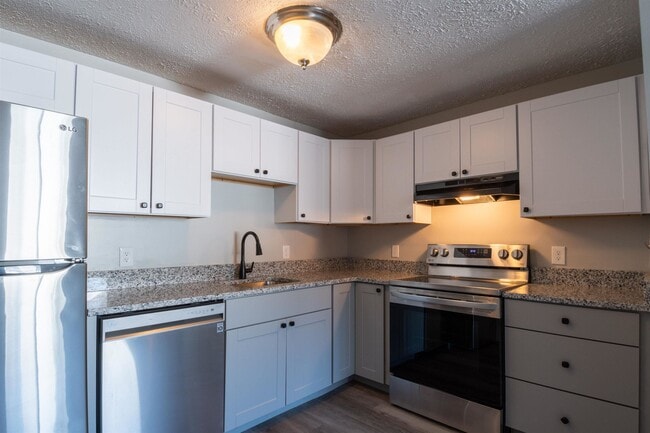 Building Photo - 535 Calef Rd