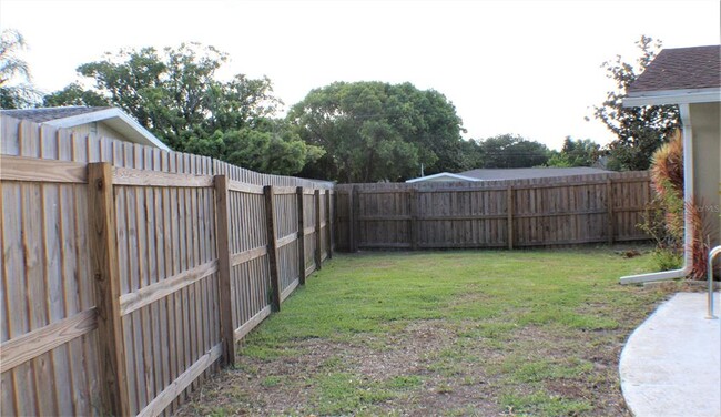 Building Photo - 1366 Windsor Dr