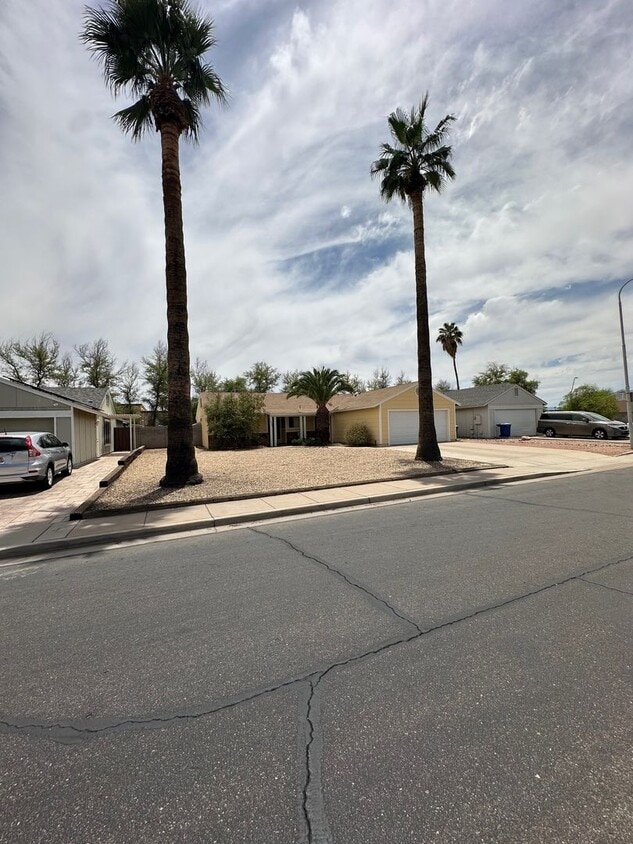 Building Photo - Chandler single family home with Pool!