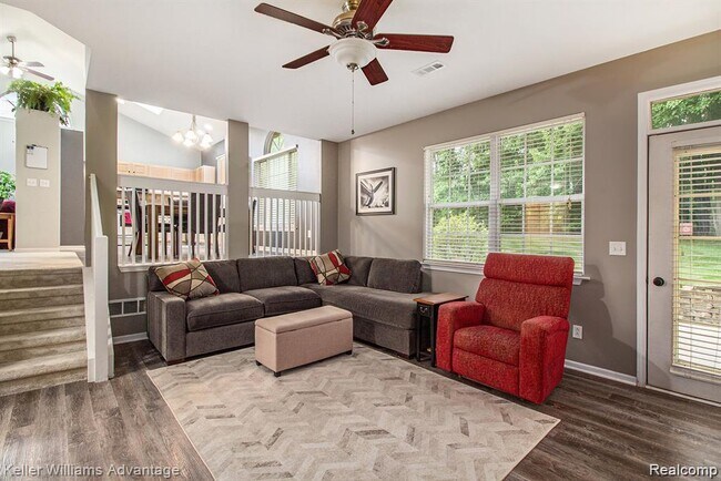 Building Photo - 130 Lakeshore Pointe Dr