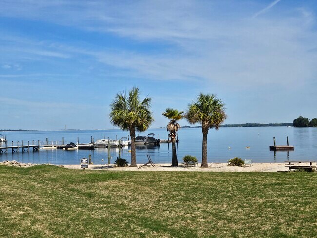 Playa Eastside / Dam View - 10 Little Hollow Ln