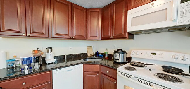 Building Photo - 14 Leverett Ave