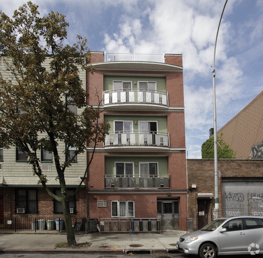 Building Photo - 441 Graham Ave