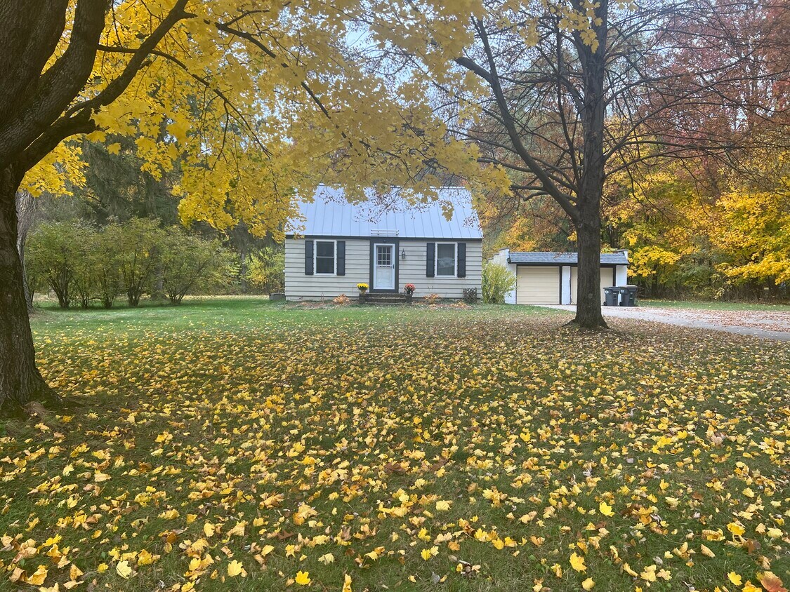 Front of house and detached garage for rent - 6200 S 6th St