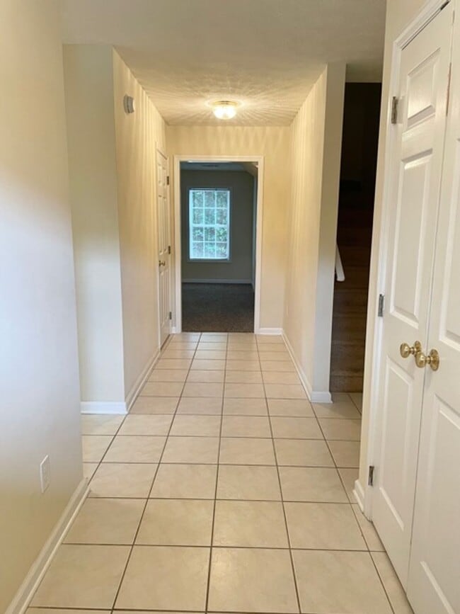 Building Photo - Donahue Crossing Condominium! Neighborhood...
