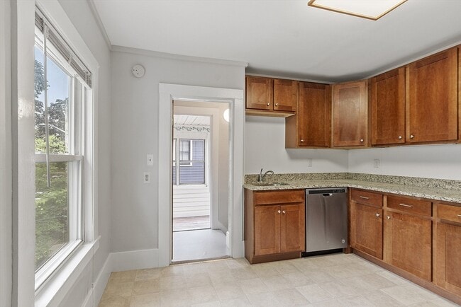 Building Photo - 93 Upham St