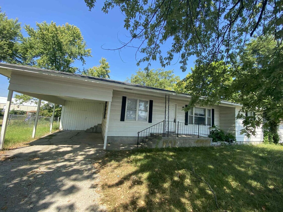 Foto principal - For Rent in Carthage, MO – Cozy 3 Bedroom/...