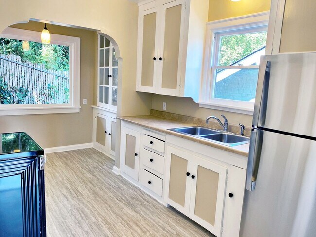 Foto del edificio - Beautiful Craftsman 5 bed 1 bath home with...