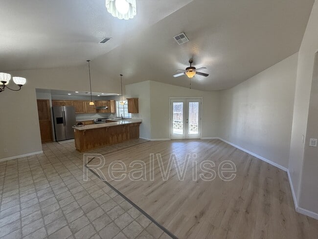 Building Photo - 1388 SW Kellenbeck Ave