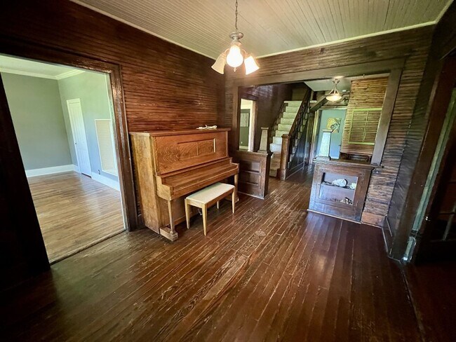 Building Photo - Stunning Historic Home in College Grove