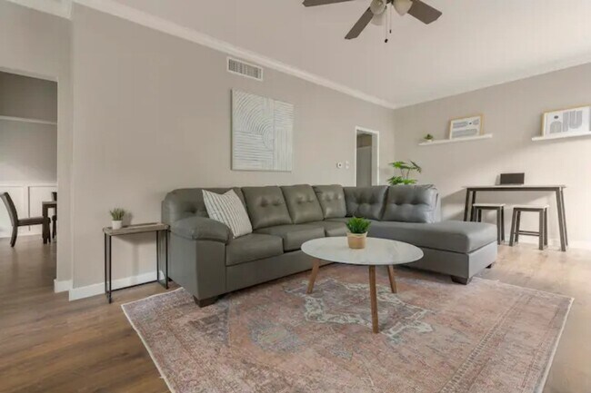 Building Photo - 2100 Tanglewilde St