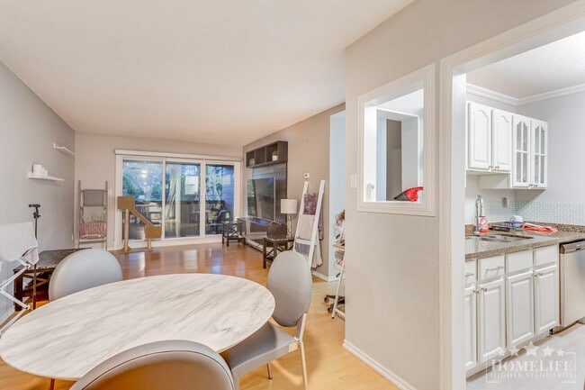 Photo du bâtiment - Spacious 3-Bedroom, 1.5-Bath Condo in Prime Steveston North