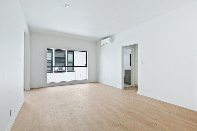 Foto del edificio - 7223-7229 Willoughby