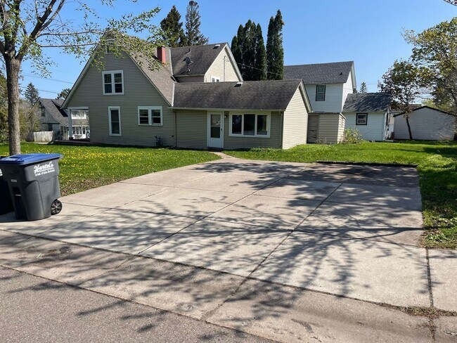 Foto del edificio - Large Home in the Lakeside Neighborhood
