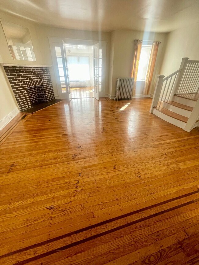 Foto del edificio - Stunning 3-Bed 1.5 BA Townhouse in Overbrook!