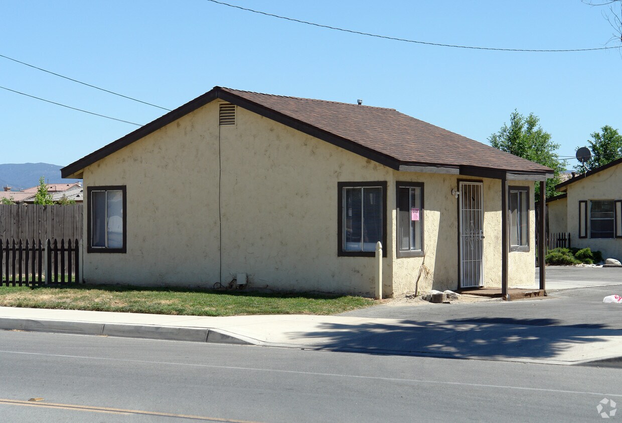 Building Photo - 950 E Main St