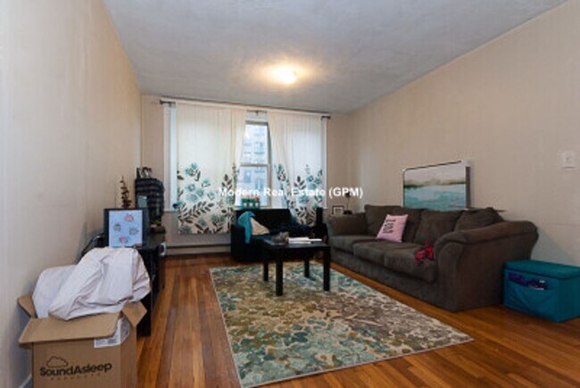 Photo - *Must-see 2BR Near Reservoir - HEAT & HOT WATER INCLUDED* Apartment