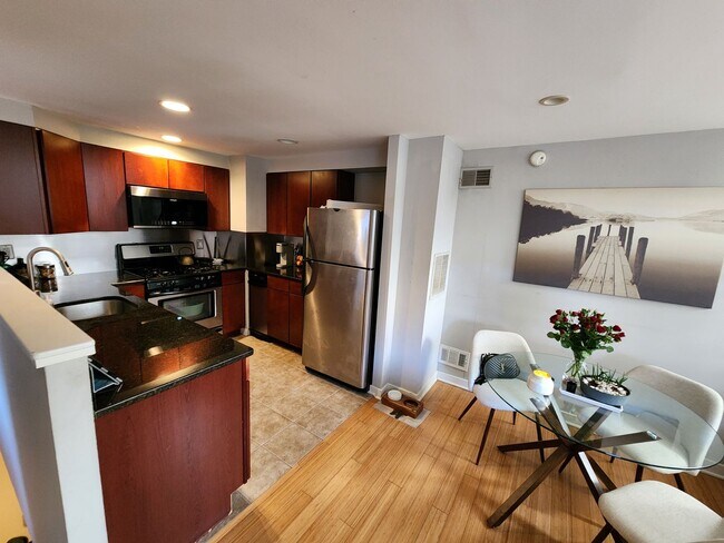 Foto del edificio - Beautiful, bright. modern, quiet, gated mu...