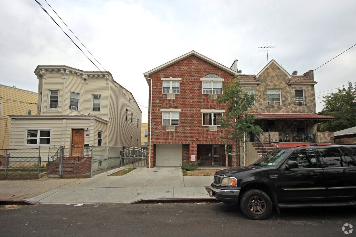 Building Photo - 95-09 40th Rd