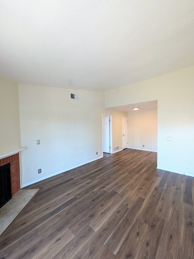 Foto del edificio - MOVE-IN READY – 1 BEDROOM CONDO IN GATED TUSTIN COMMUNITY (UNIT 70)