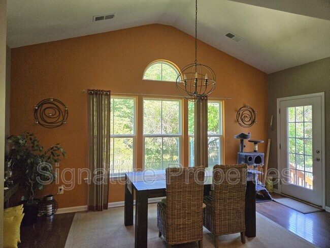 Foto del edificio - 7403 Battalion Dr