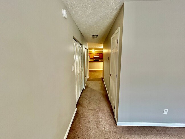 Building Photo - 2 Bed 1.5 Bath Pay ONLY Electric!