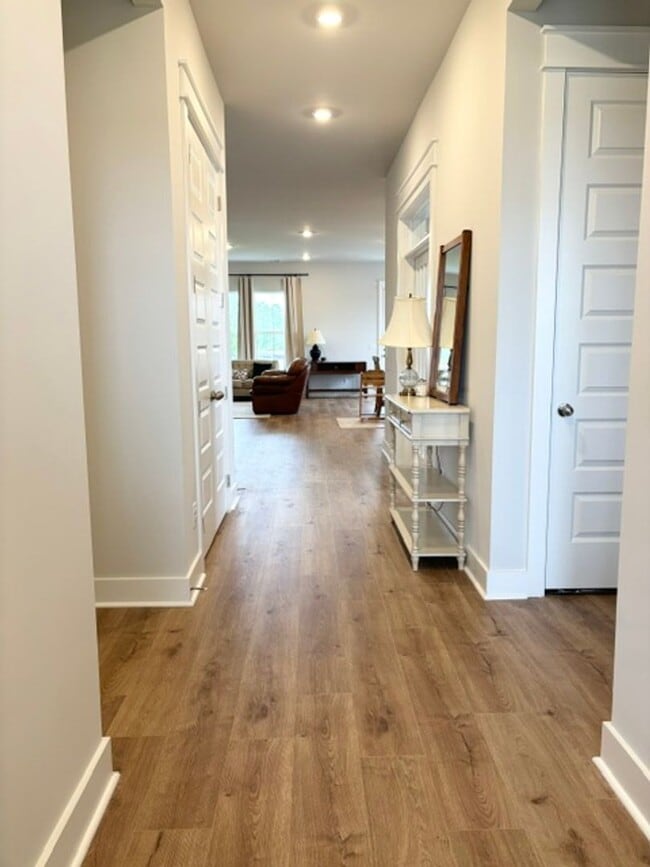 Building Photo - Stunning Carnes Crossroads 4 Bed/4 Bath