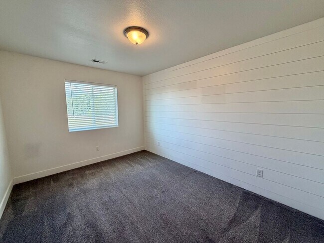 Building Photo - Nearly New Townhome