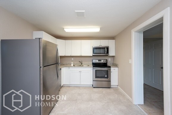 Foto del edificio - 563 103rd Ave N