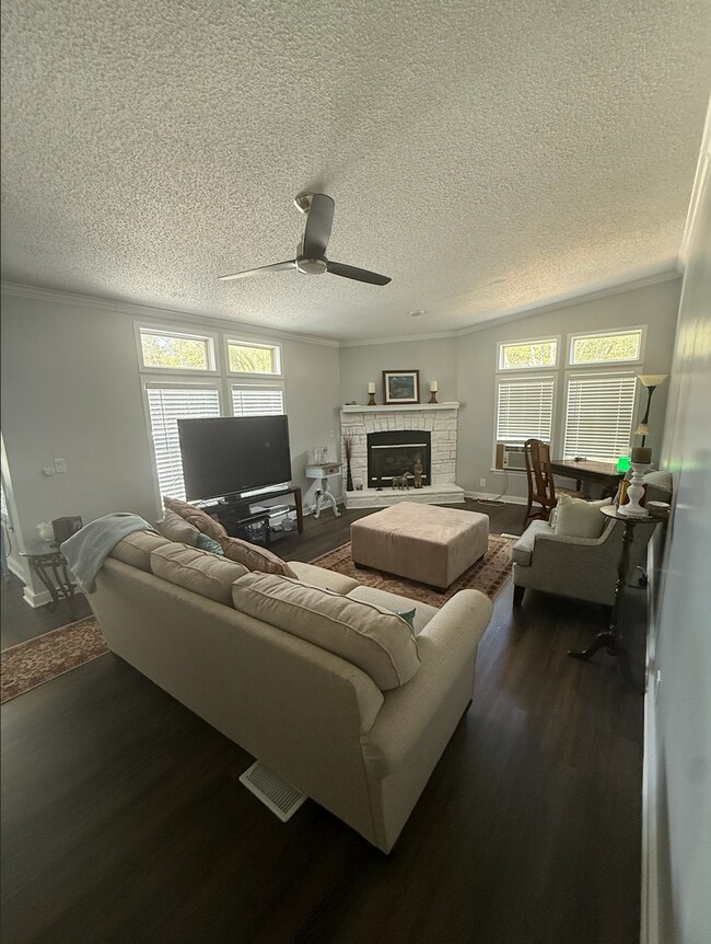 Foto del edificio - Updated Country Home – 3 Bed, 2 Bath – 2,500 Sq Ft with Fenced Yard & Spacious Porches