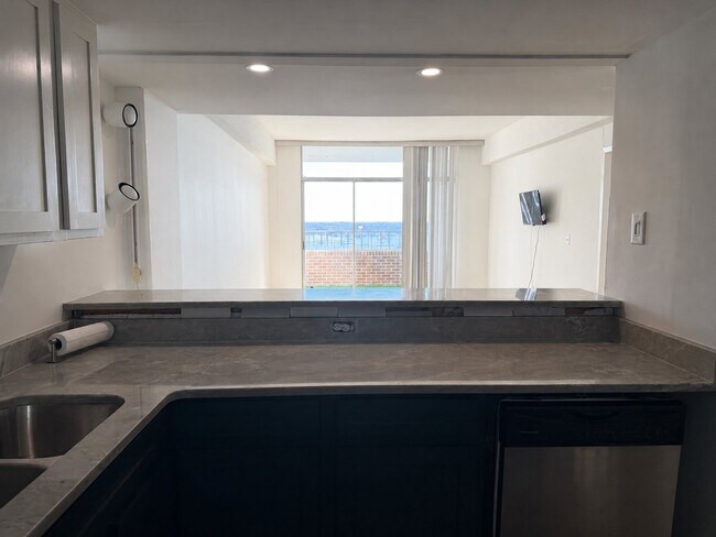 Foto del edificio - 14 Lockwood Dr