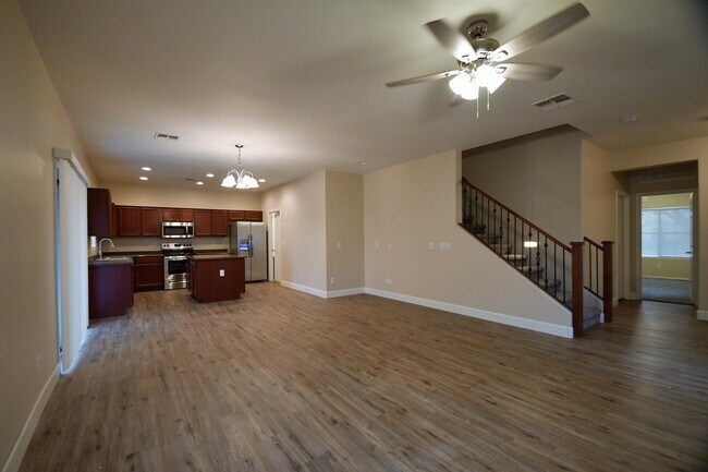 Foto del edificio - 1307 W Green Tree Dr
