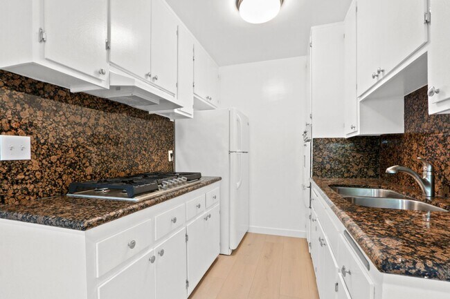 Building Photo - 1550 Saltair Ave, prime West LA location!