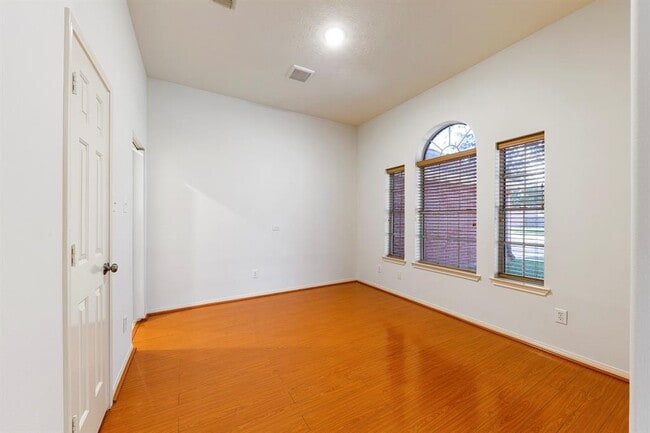 Building Photo - 207 Annes Way