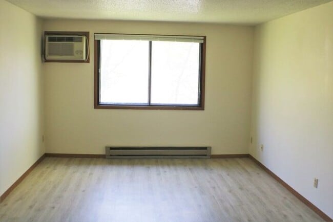 Building Photo - $950 | 2 Bedroom, 1 Bathroom Apartment | N...