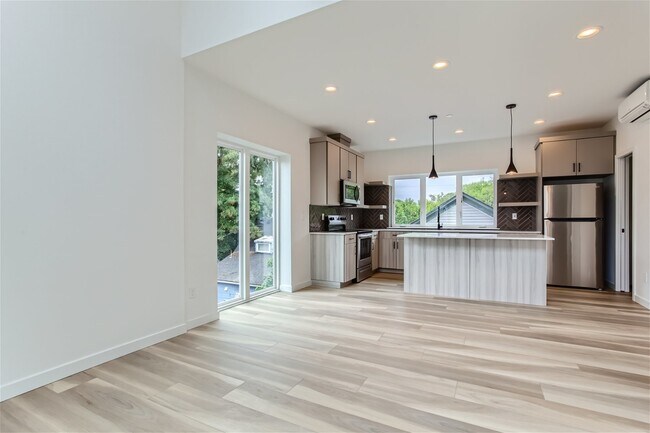 Building Photo - Brand new modern duplex townhome with roof...