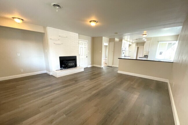 Building Photo - 1115 Vervais Ave