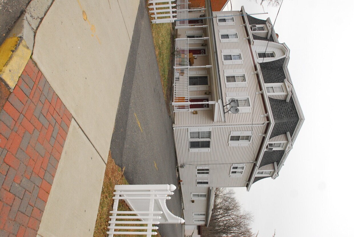 Building Photo - 19-21 E Railroad Ave